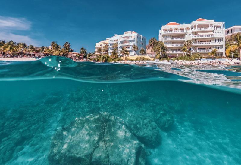 Blue Emerald On Blue Bay Beach Buitenkant foto
